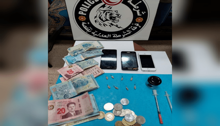 قفصة .. القبض على 5 أنفار محل تفتيش.. و حجز كمية من الهيروين بمنزل احد مروجي المخدرات